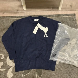 Marinblå stickad tröja från Ami - Hej, säljer helt ny ami sweatshirt helt ny aldrig använd kommer även med tags och påsen för endast 699kr, fraktar även samma dag