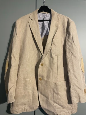 Beige kavaj, Massimo dutti  - Beig kavaj i mycket bra skicka från massimo dutti. Storlek 46 men lite oversized så fungerar även för storlek 48 och 50 
