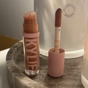 Kylie Cosmetics high gloss 711 - Provat en gång, blev besviken då jag inte tyckte att nyansen var lika som på bild. Super fin färg men passar inte på mig. Priset går att diskutera, hör gärna av dig vid frågor💗