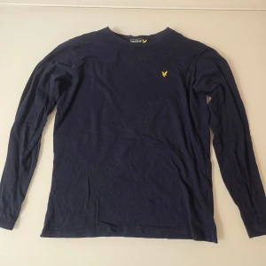 Lyle & Scott långärmad tröja - Marinblå långärmad tröja från Lyle & Scott i storlek 14/15 yrs alltså 170cm eller xs. Priset är ej hugget i sten. Aldrig använd.