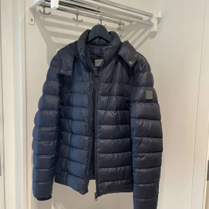 Calvin Klein jacka stl S - Calvin Klein jacka i stl S  Jackan är i marinblå färg