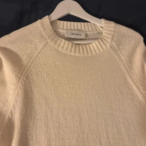 Vit stickad tröja från Les Deux - Vit stickad tröja från Les Deux. Bara testad.              Skick: 10/10                                                                    Nypris: ca 1500kr                                                           Frakt: Inom 24h                                                             Hör gärna av dig med prisförslag eller frågor!