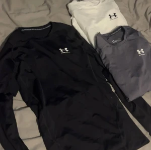 Under armour compression  - Tre långärmade under armour tshirts, alla i fint skick. Kan såklart gå lite lägre vid en snabb affär💪🏻