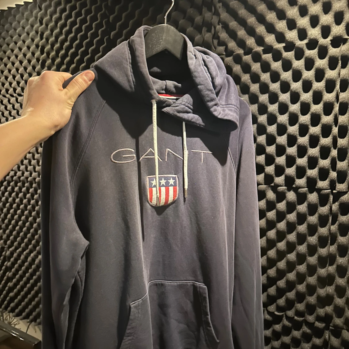 Mörkblå hoodie från GANT med tryck