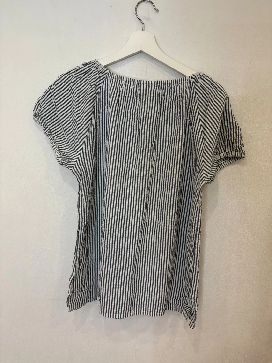 Randig blus med knyt i halsen