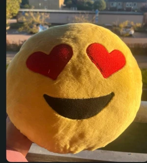 Emoji - Mjuk kudde med hjärtformade ögon och ett leende, 
