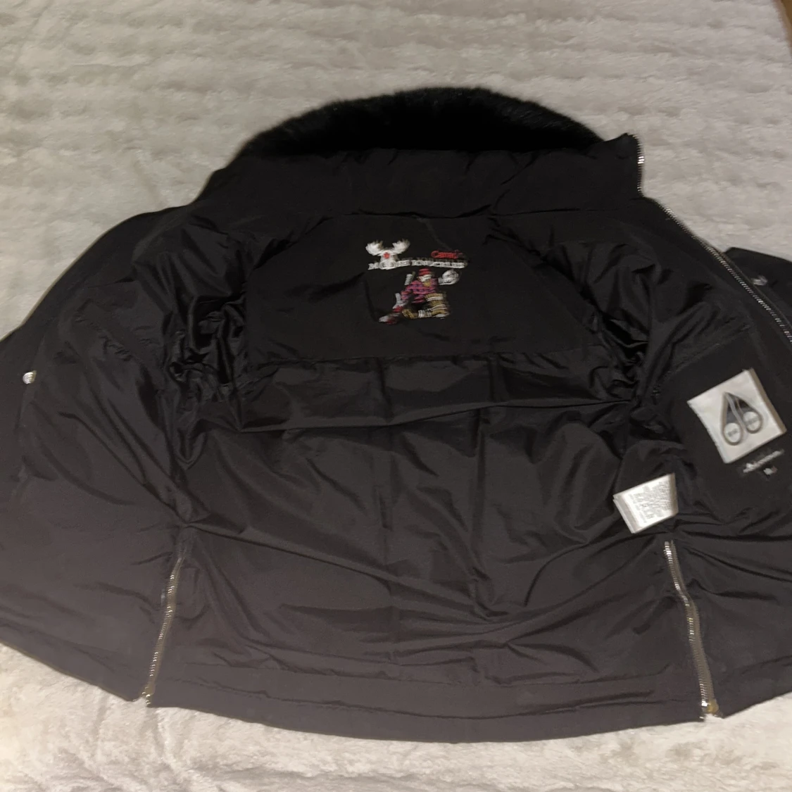 Svart Moose Knuckles dunjacka med päls