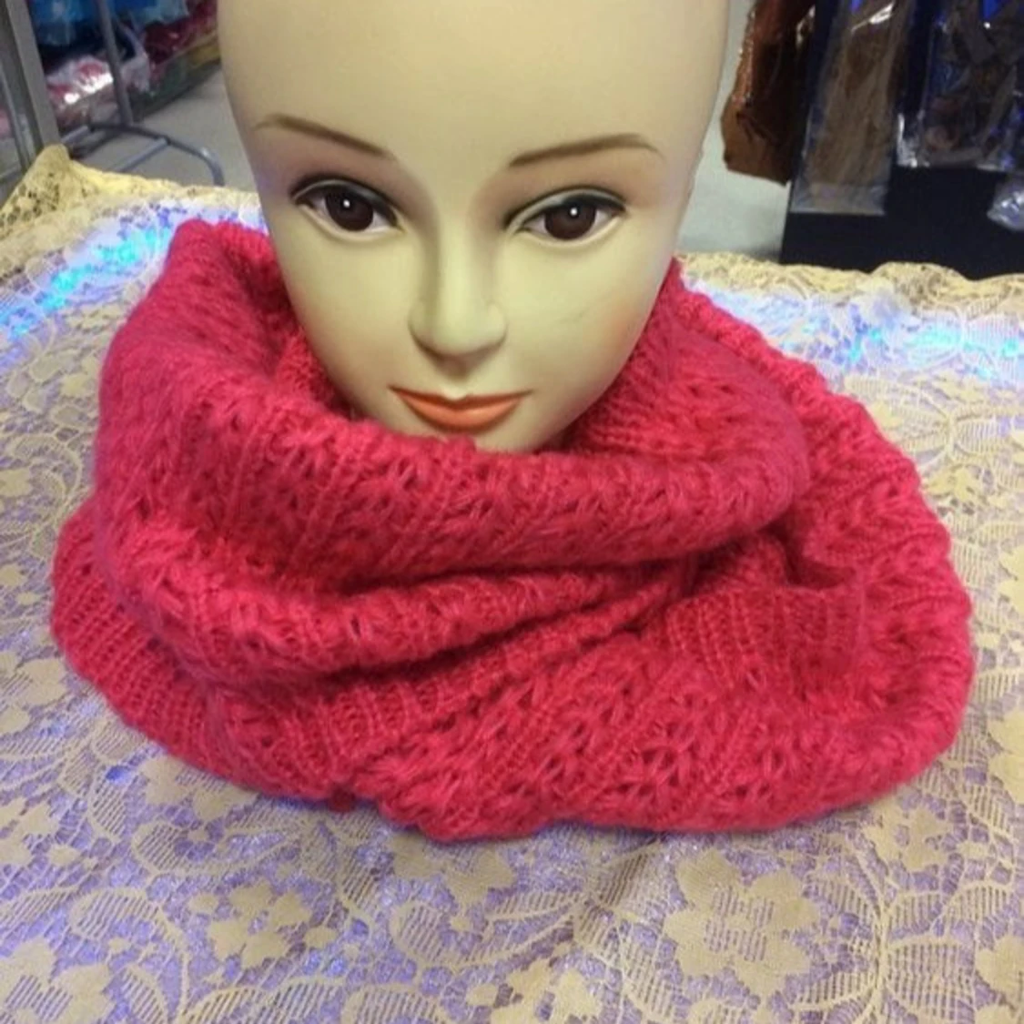 Fyra stickade halsdukar i olika färger - 1