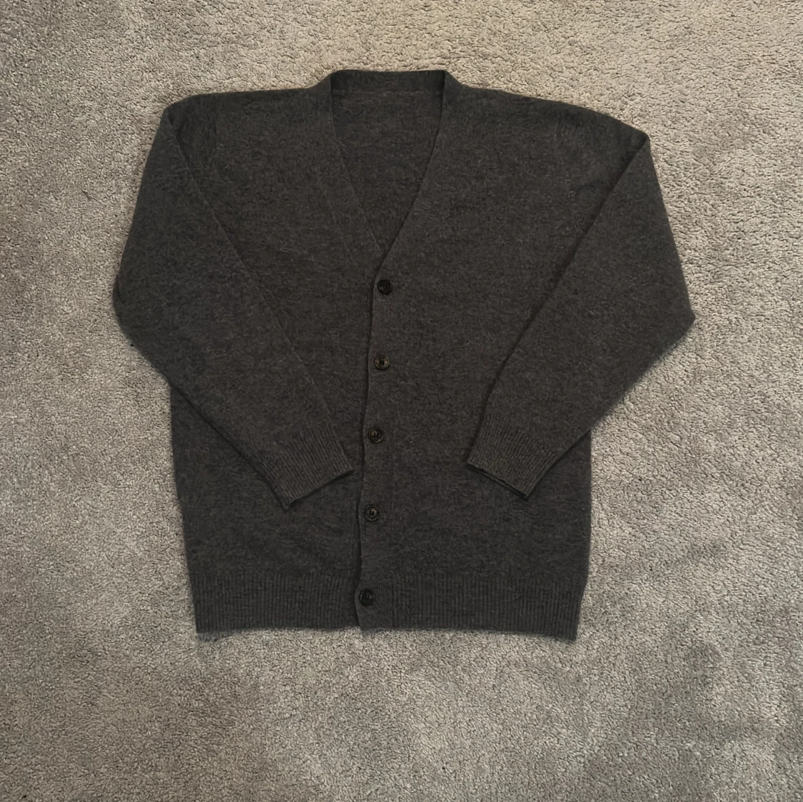 Mörkgrå kofta med knappar