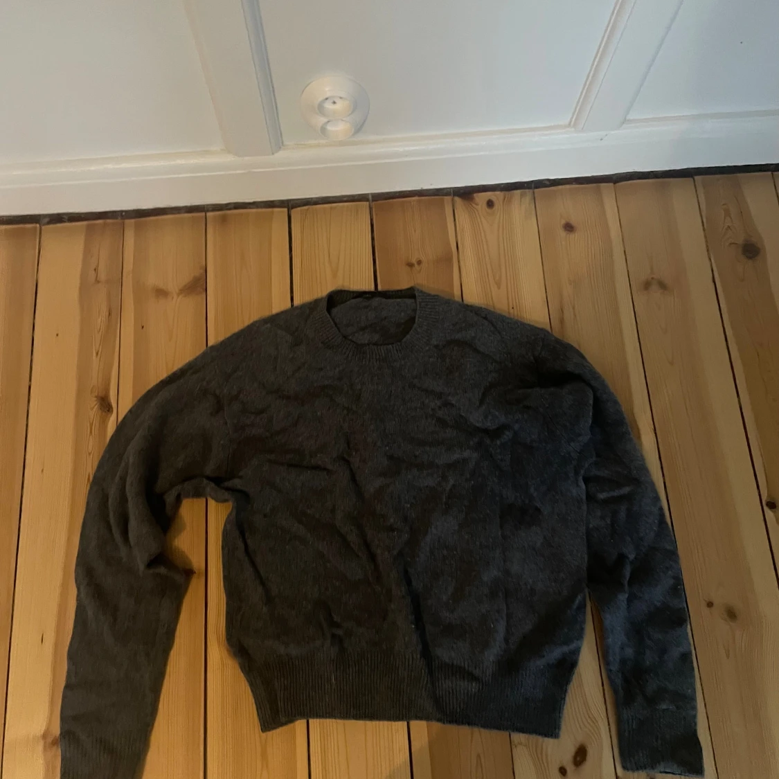 Mörkgrå stickad tröja från Uniqlo