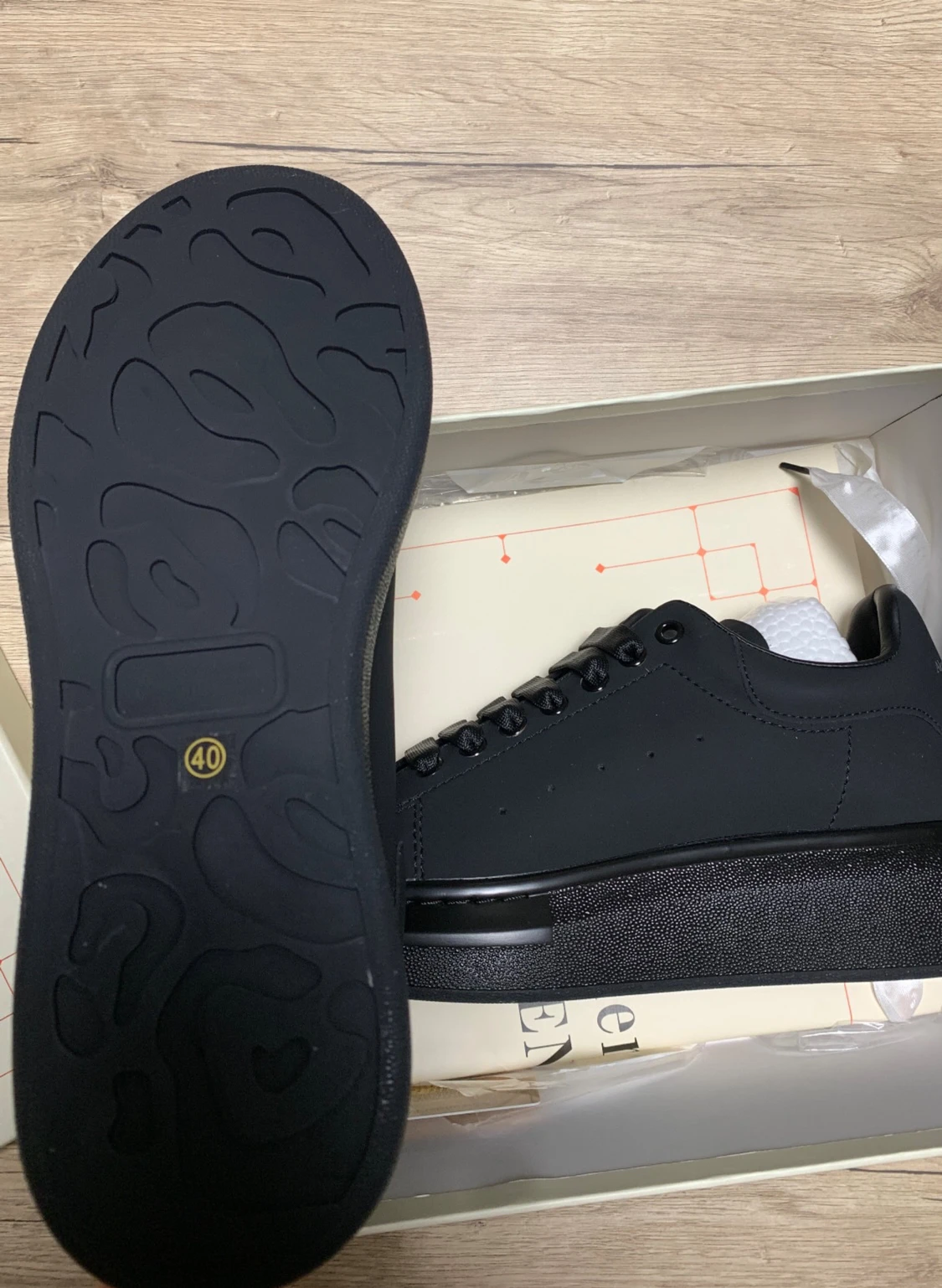 Alexander McQueen-skor  - 5