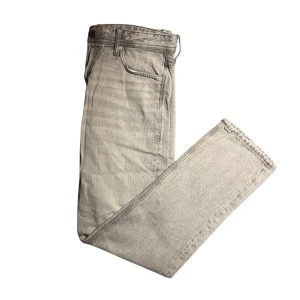 Grå jeans från Jack & Jones - LOOSE/CHRIS jeans från Jack & Jones Bra kvalité! W32 —— L34 Har du några frågor eller vill ha fler bilder är det bara att skriva! Priset kan diskuteras!