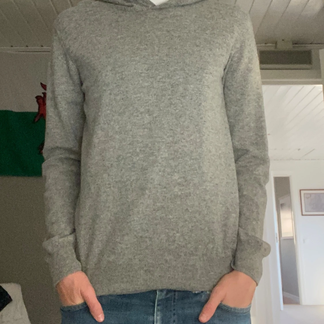 Grå hoodie i kashmir från Oscar Jacobson - 2