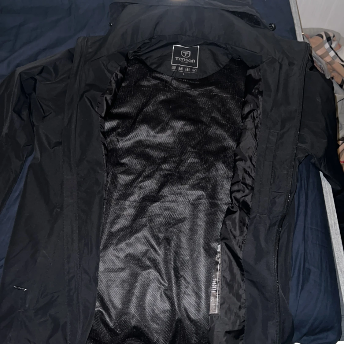 Svart regnjacka från Tenson med huva - 2