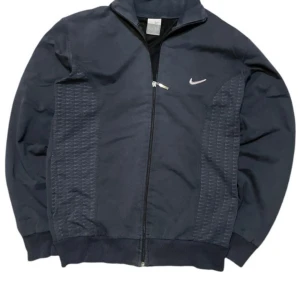 Vintage Nike Full-zip - Vintage nike tröja i storlek M. Tröjan har nike mönster på sidorna och ett broderat nike märke på bröstet. Pris kan diskuteras, skicka ett pm!