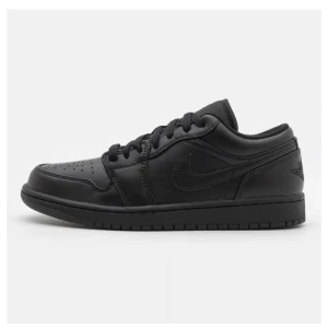 Nike Air Jordan 1 Low Triple Black - Säljer ett par helsvarta Nike Air Jordan 1 Low med klassisk siluett och snygga detaljer. Skorna har snörning, rund tå och är tillverkade i skinn med en platt sula. Perfekta för dig som gillar stilrena sneakers. Köpta för ca 1300kr säljer för 800kr HELT NYA OCH OANVÄNDA, kan tänka mig byte mot helt NYA Air force 1 i storlek 39. 