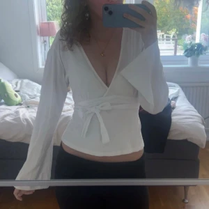 Supersöt vit blus - Blus från GinaTricot!🩷 Har en fläck vid ena armen men går nog bort i tvätten och syns knappt 😊 Storlek M men eftersom man kan knyta passar den fler!