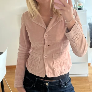 Rosa jacka  - Ljusrosa jacka i manchester från Max&Co. Uppskattar storlek s💗