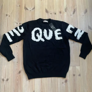 Svart stickad tröja Alexander McQueen - Svart stickad tröja från Alexander McQueen. Superfint skick och i storlek S. Jättenajs material och passform.