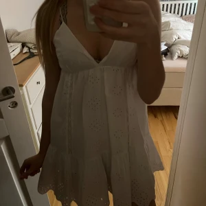 Vit broderie klänning från zara - Jättefin och nästan aldrig använd❤️Storlek m men passar också xs-s!!