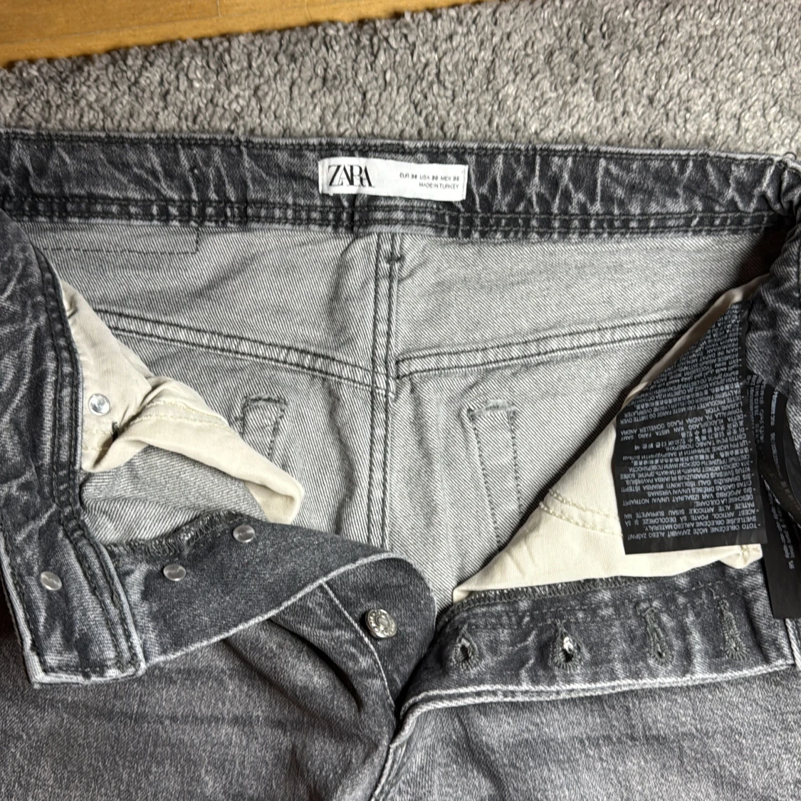 Grå slitna jeans från Zara - 2