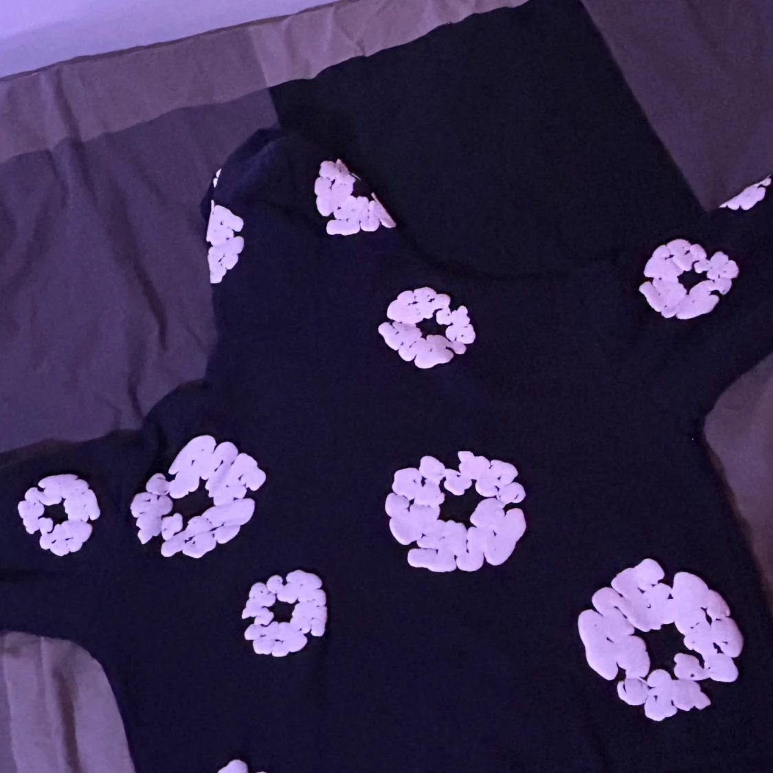 Svart hoodie med blommor från Denim Tears - 2