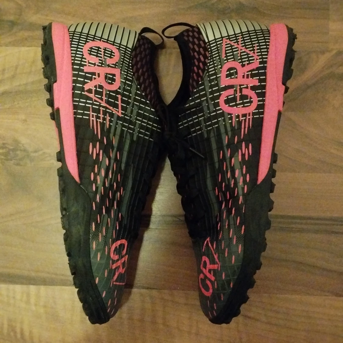 Svarta CR7 fotbollsskor med ljus röda detaljer - 3