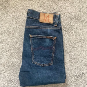 Nudie Jeans - Sjukt snygga jeans från märket Nudie | Sjukt snygg färg, väldigt eftertraktade | Skick 9/10 - BRA SKICK | Storlek W30 L32| Jag kan gå ner i pris ‼️Kom gärna med bud och hör av dig vid minsta lilla fråga.