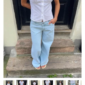 Ljusblå wide jeans med normal midja - Säljer ett par ljusblå jeans med breda ben och normal midja. Jeansen har klassisk femficksdesign och är tillverkade i denim. Perfekta för dig som gillar en avslappnad och trendig look.