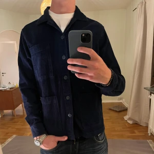 These Glory Days Overshirt mörkblå  - Säljer denna sjukt snygga Overshirten från These Glory Days⭐️ Färgen är mörkblå och storleken är M✅ Den har inga defekter och skicket är utomordentligt🙌🤝 Sjukt najs passform och passar perfekt till hösten🍁🙌 Tveka inte på att höra av er dig vid minsta fråga eller fundering😊