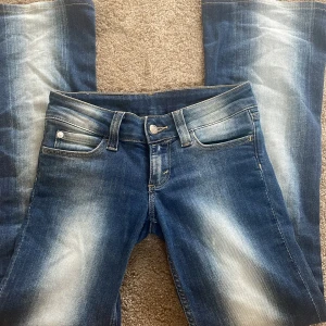 Cheap monday jeans (bootcut)  - Snygga blå jeans från Cheap Monday, utsvängda med slitna detaljer ! Säljer pga för korta. Köptes för 499kr säljer för 200kr då jag endast vill få sålt de!🫰 Passar någon som är ungefär 150-160cm lång, då jag har sytt upp dem! Midje storleken är W25, och längden har jag då sytt korta själv! Kontakta vid fler frågor eller funderingar!😇