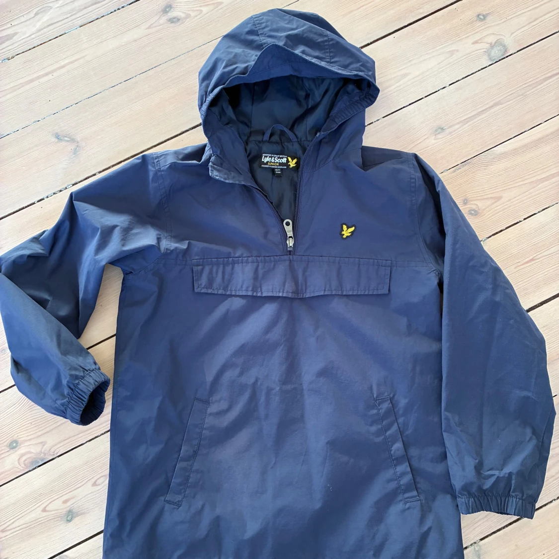 Blå vindjacka från Lyle & Scott