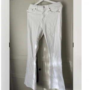 Vita flared jeans - Vita flared jeans med hög midja och stretchig passform. Använda en gång. Hellånga på mig som är 167cm. Originalpris 499kr