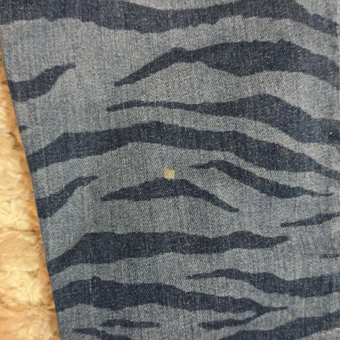 Blå zebramönstrade jeans från Monki - 2