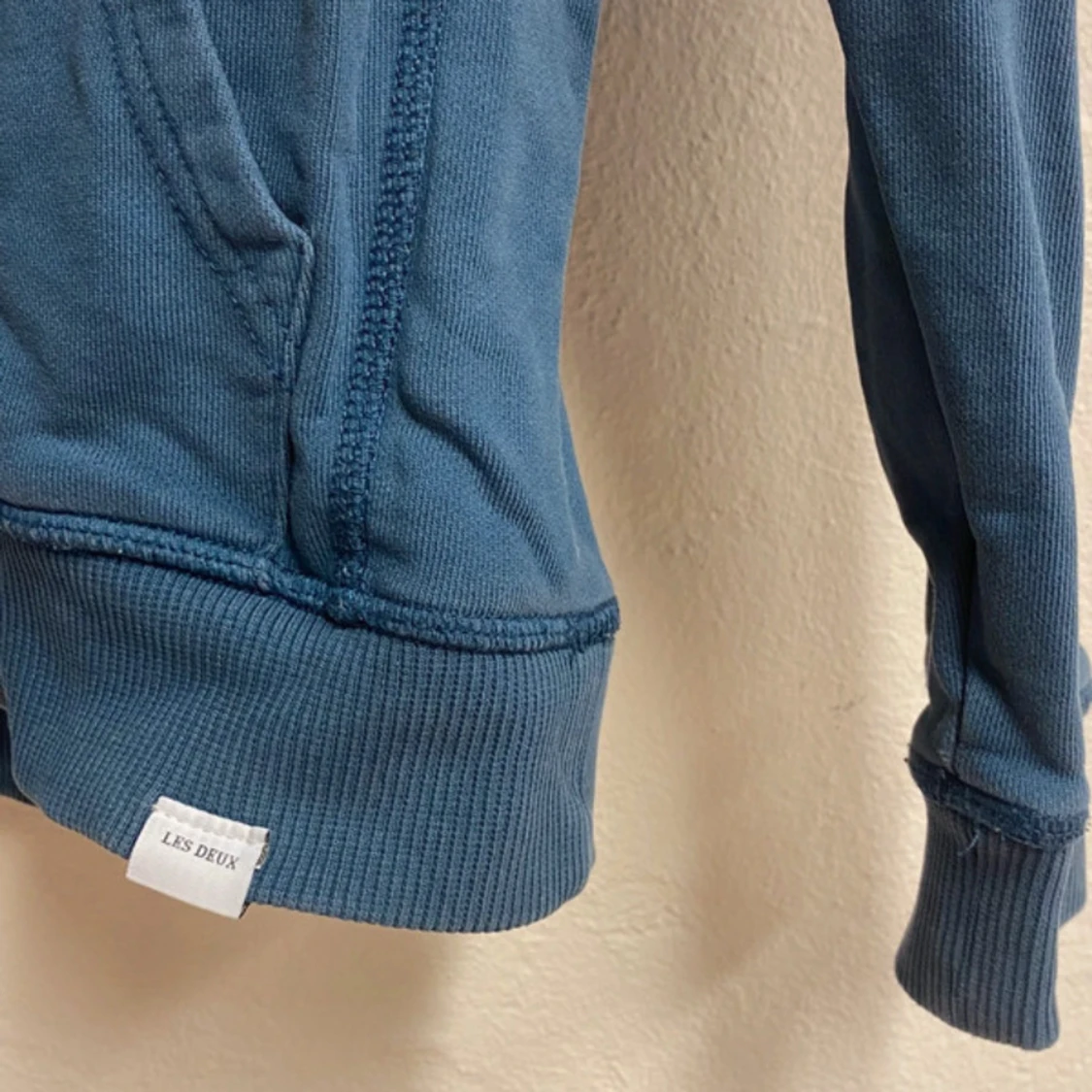 Blå hoodie från Les Deux med snörning - 1