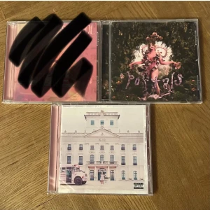Portals & K-12 CDs av Melanie Martinez - Säljer två CD-album av Melanie Martinez: 'Portals' och 'K-12'. Båda skivorna och fodralen är i mycket fint skick, med originalkonst och texthäften. Perfekt för samlare eller fans av Melanie Martinez. (After school ep är redan såld och därför överstyrken) De är båda köpte på bengans. Båda för 99kr eller en för 59kr!
