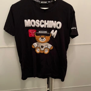 Moschino t-shirt - Säljer nu en mochino tröja då den e för liten. Går att få en video på att jag scannar qr koden ifall man vill se.  Skick 9/10.  Strl S