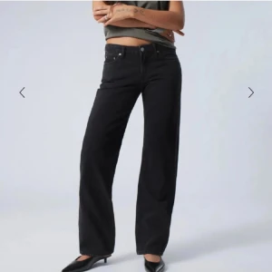 Lågmidjade Weekday Arrow Low Rise Regular Straight - Svarta Weekday Arrow jeans med låg midja och raka ben. I storlek W 26/ L 34