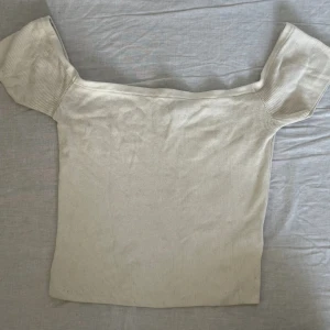 Beige ribbad offshoulder topp - Jättefin topp, oanvänd storlek M men skulle säga att den är XS💗