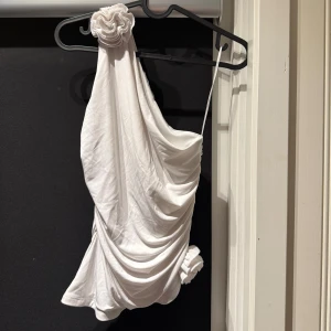 One shoulder top med blommor från Bikbok  - Fint fint skick , Stl M