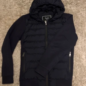 Mörkblå cardigan/jacka - Säljer en riktigt snygg mörkblå cardigan/jacka från 19V69 Italia, köpt för runt 3000kr. Den är i storlek S och mycket bra skick. Priset kan diskuteras