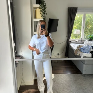 Vita högmidjade jeans från H&M  - Vita högmidjade jeans från H&M, uppvika nedtill i modellen, storlek 36, använd fåtal gånger så nytt skick 😊🌸