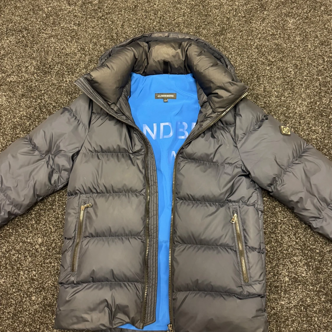 Blå dunjacka från J.Lindeberg