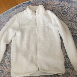 Vit fluffig fleece  - En vit fluffig fleece från lager 157. Nästan oanvänd, storlek 160, funkar för mig som har xs/s. Lämna gärna prisförslag 💓