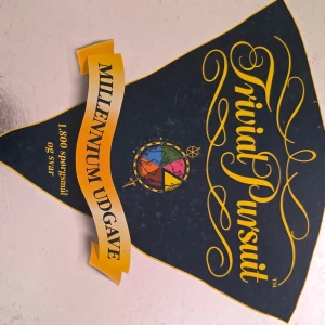 Trivial Pursuit Millennium Udgave - Utmanande och roligt frågespel med 1800 frågor och svar! Millennium-utgåvan av Trivial Pursuit är perfekt för dig som gillar quiz, tävling och att samla vänner för en spelkväll. Testa dina kunskaper och samla ostbitar för att vinna!