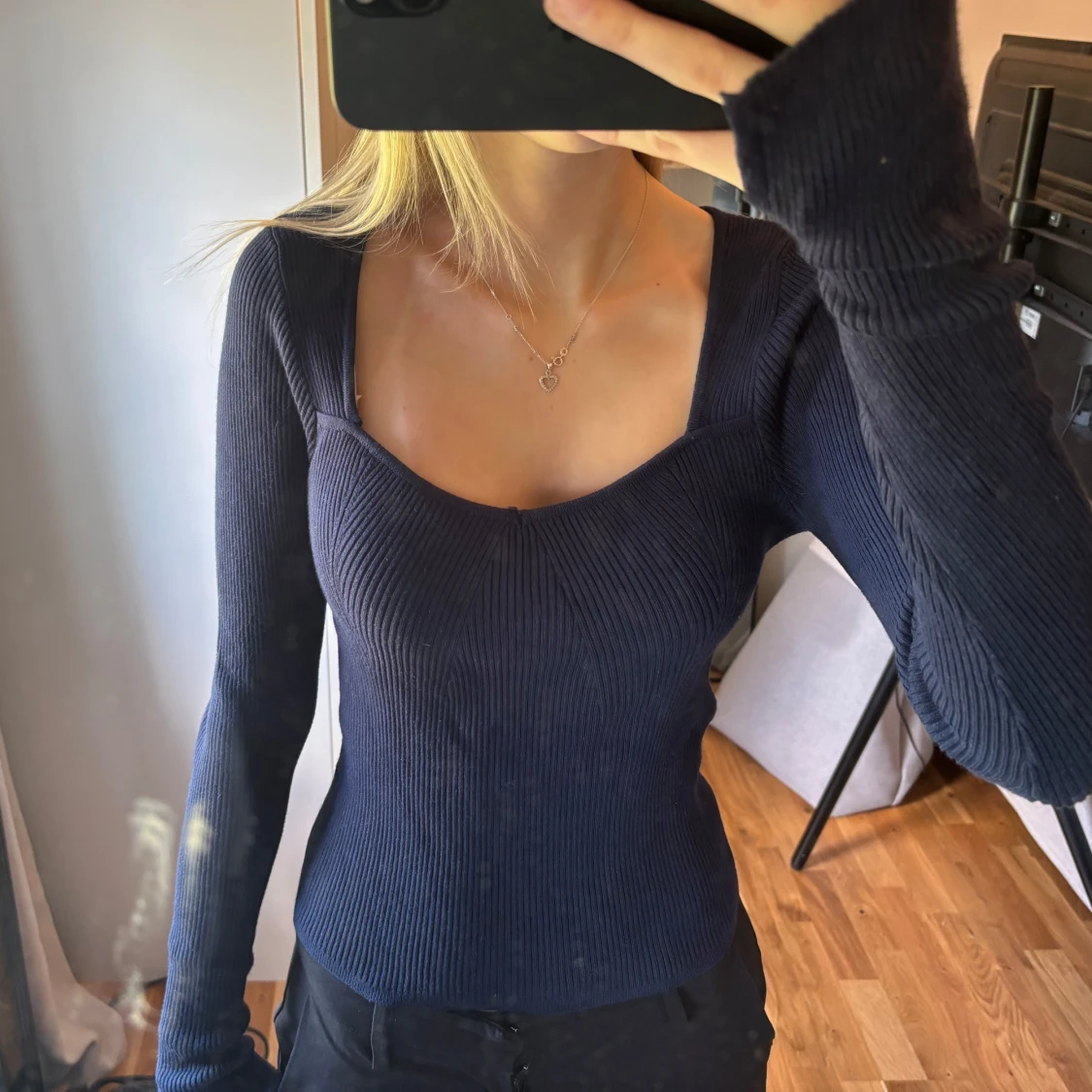 Mörkblå ribbad topp från Gina Tricot