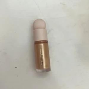 Rare Beauty Highlighter - Flytande highlighter från Rare Beauty i nyansen Exhilarate. Endast provad några gånger. Den är i mini förpackningen-2,5ml. Köpt för 150 på Sephora 