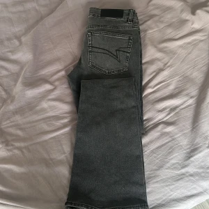 Grå jeans från Junkyard XS - Helt nya använda 1 gång, för stora för mig. De är låga i midjan p utsvänga där nere och snygga fickor. Kostar 599 nytt pris