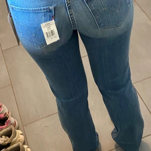 Levi's low rise straight leg  - Snygga blå Levi's Bold Curve jeans med straight leg och låg midja. Klassisk femficksmodell med dragkedja och knapp. Storlek W28 L32💋