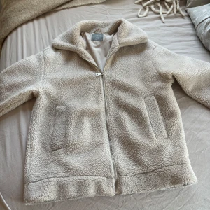 Beige teddyjacka från Lindex - Teddyjacka från Lindex storlek S💗